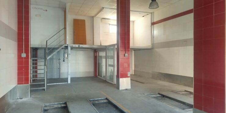 Nave en una de las Avenidas principales de Rota